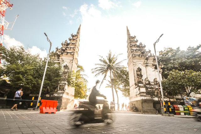 Vista de una puerta sagrada en Bali en medio de una Via.